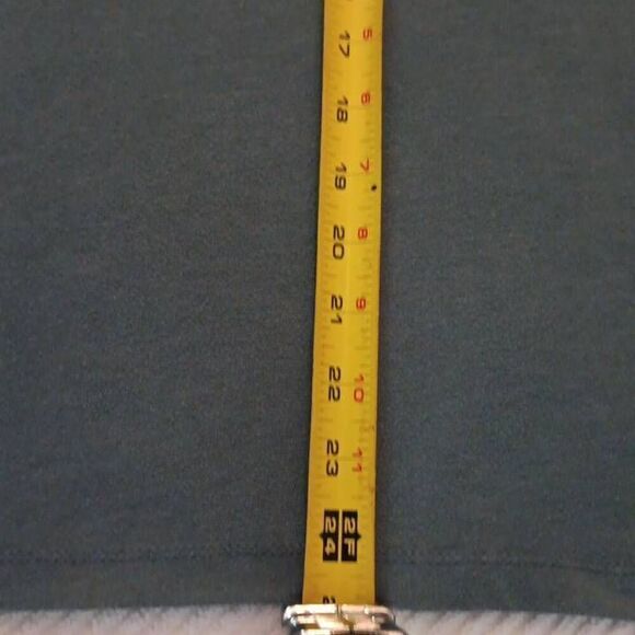 Batgirl Be Legendary Tshirt Women's Size Small  (fitted) Brand Six Flags PTP 15" - Picture 6 of 6